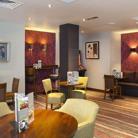 Premier Inn 캠벌리 외부 사진