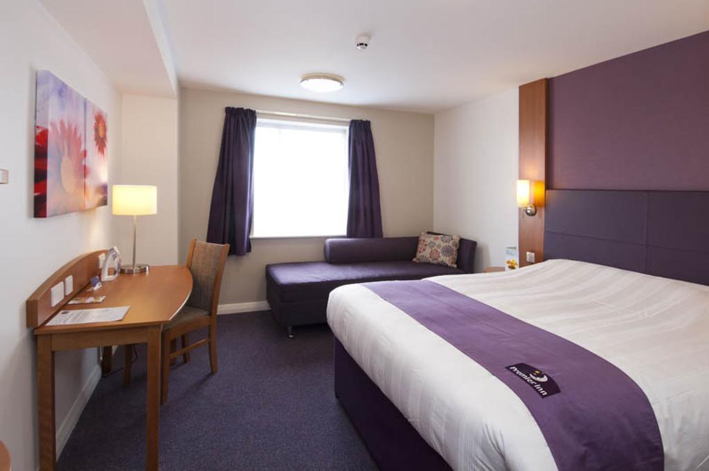 Premier Inn 캠벌리 외부 사진