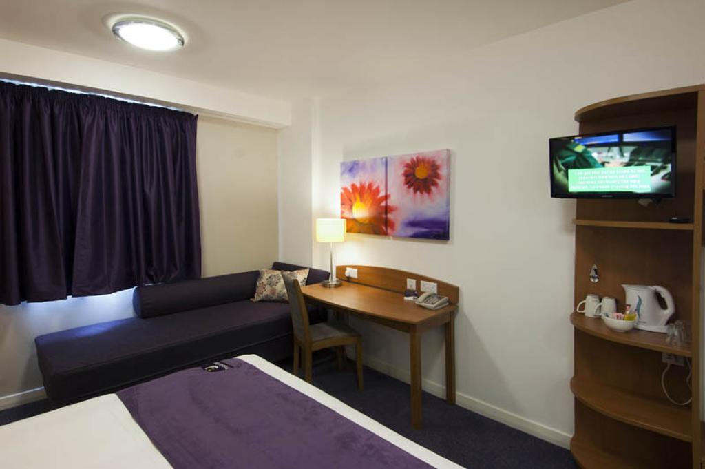 Premier Inn 캠벌리 외부 사진