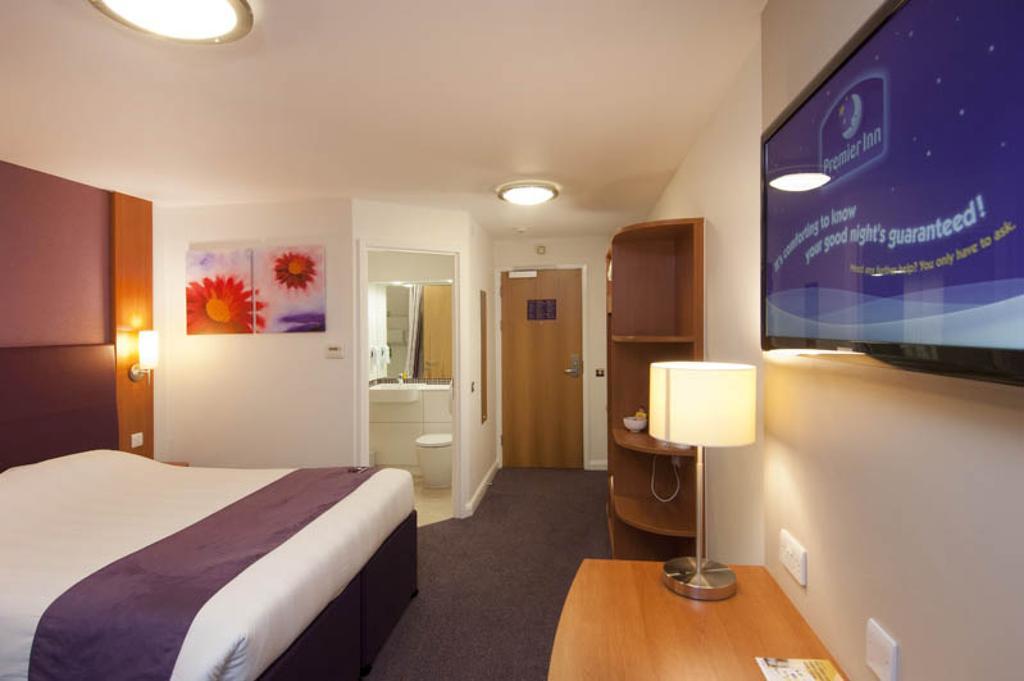 Premier Inn 캠벌리 외부 사진