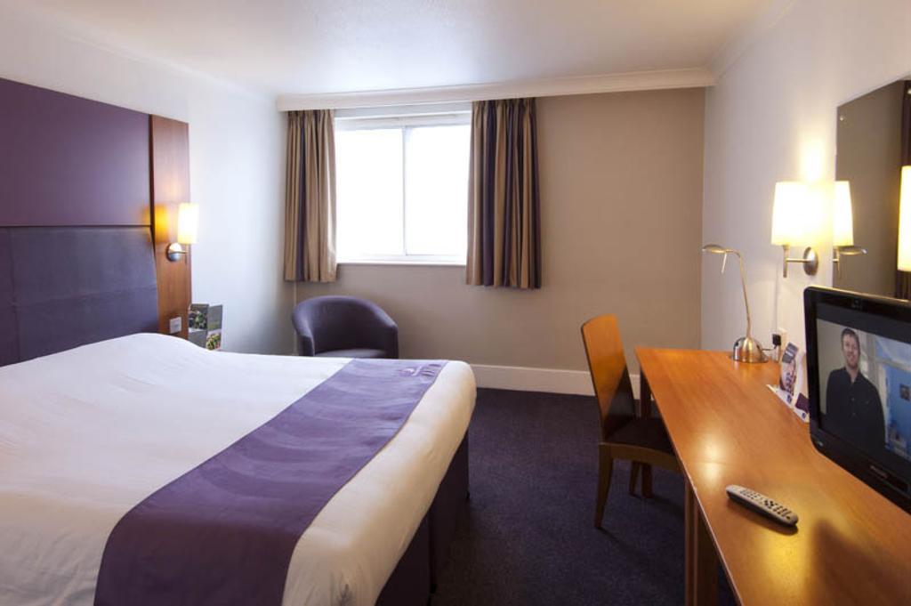 Premier Inn 캠벌리 외부 사진