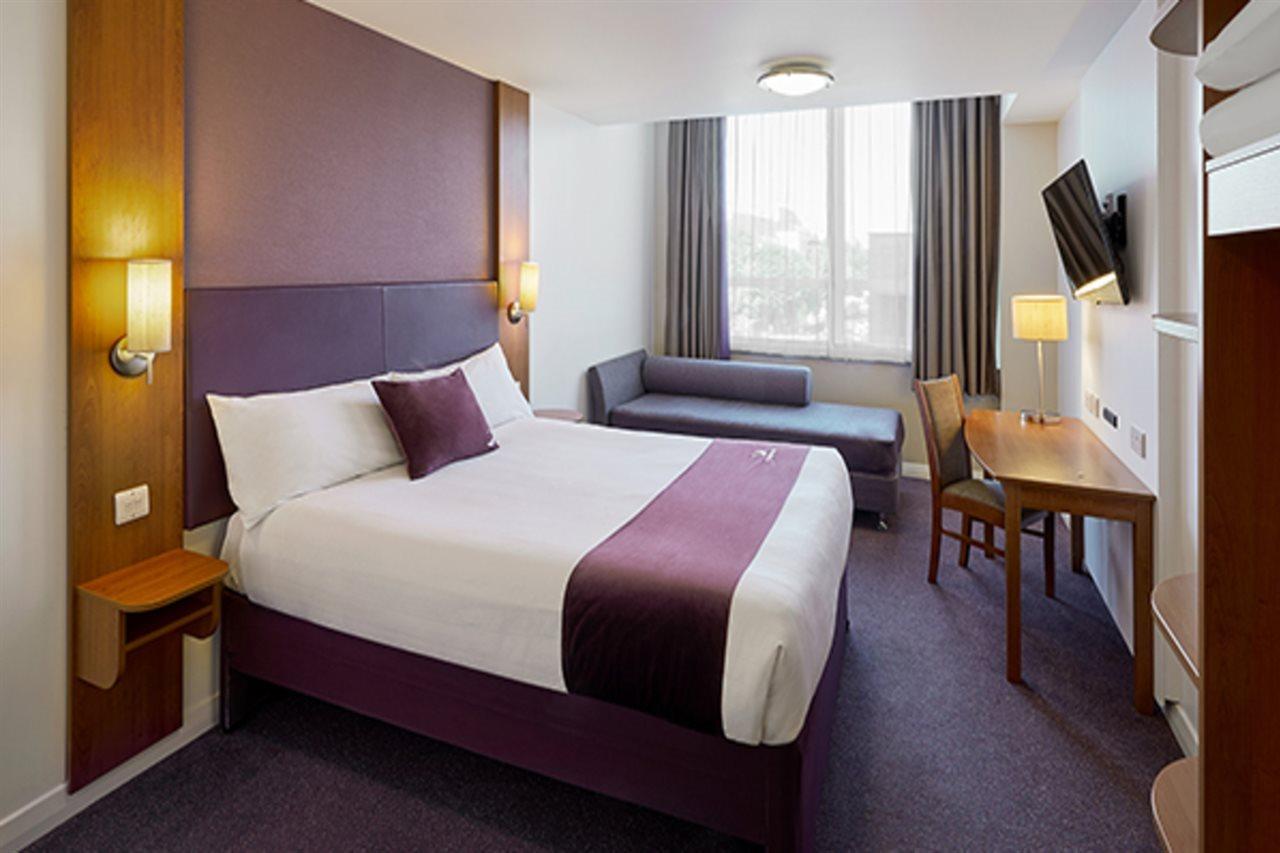 Premier Inn 캠벌리 외부 사진