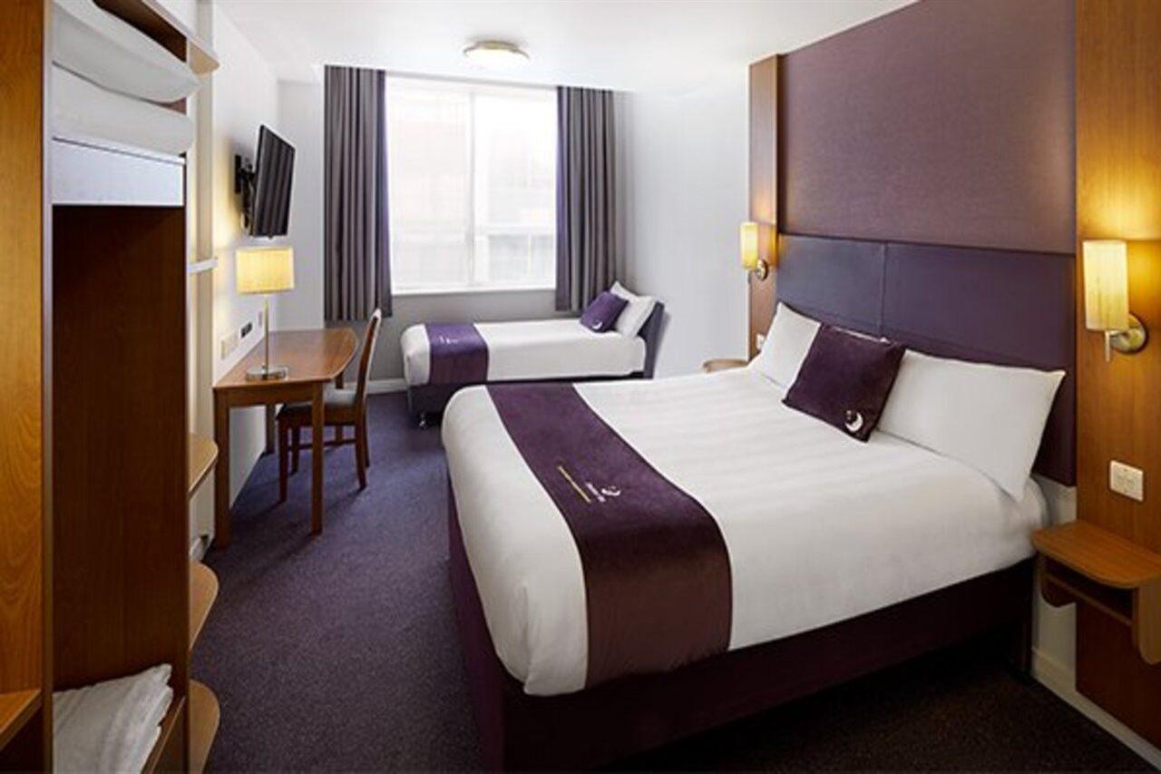 Premier Inn 캠벌리 외부 사진