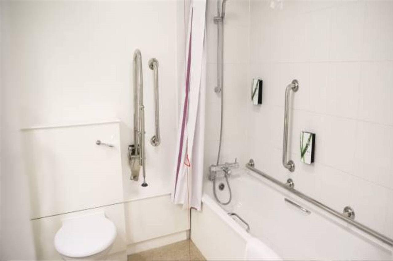 Premier Inn 캠벌리 외부 사진