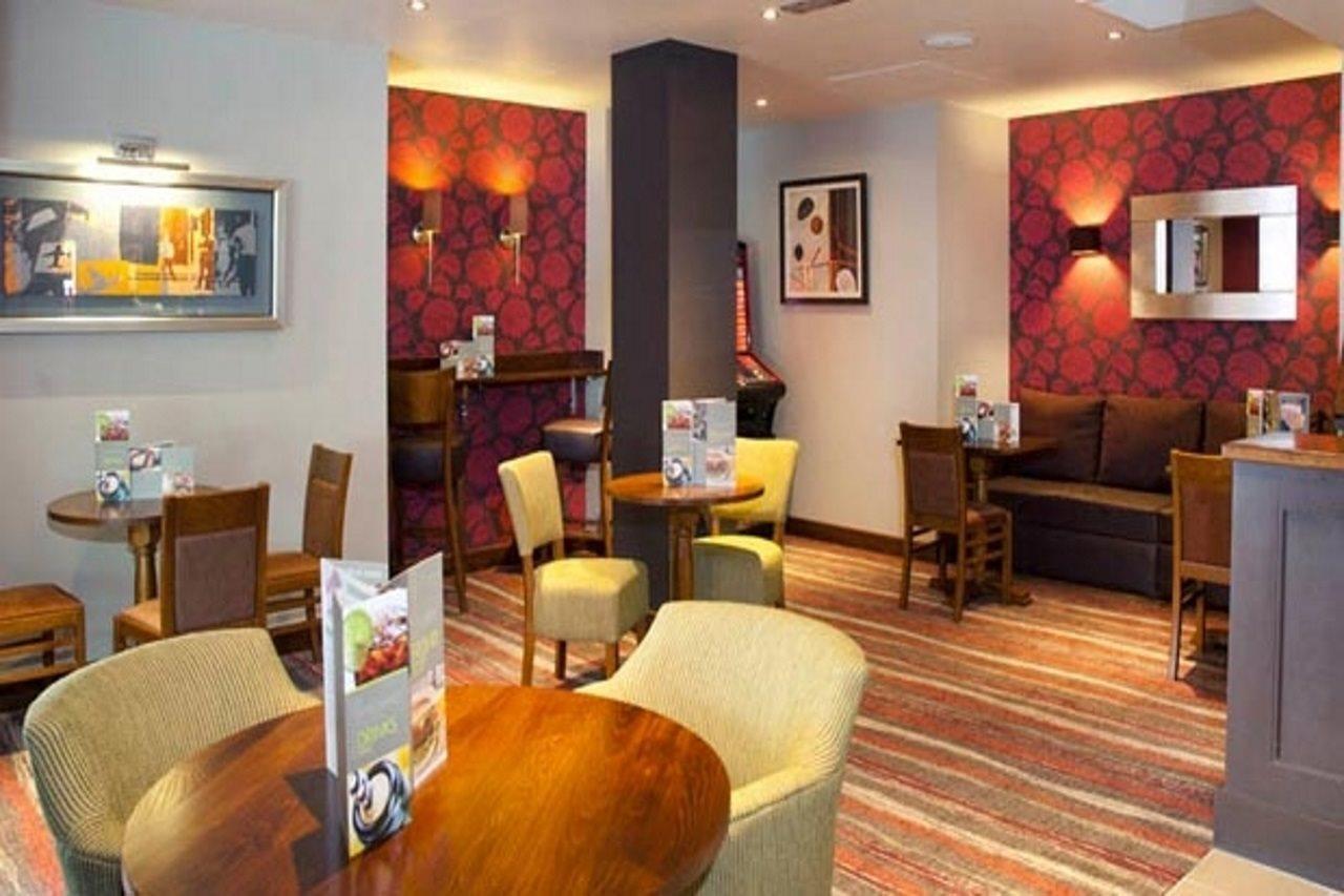 Premier Inn 캠벌리 외부 사진